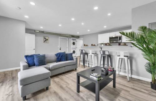 Bright 2BR Condo Near Restaurants and Entertainment - Foto 5