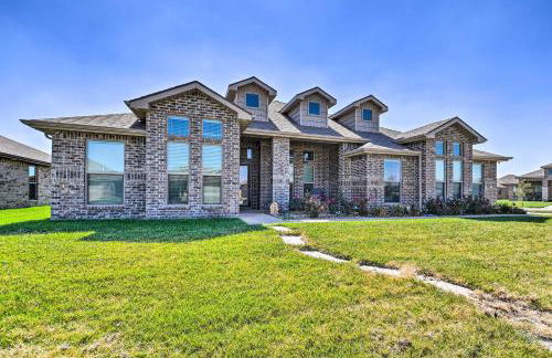 Modern Amarillo House with Fire Pit and Hot Tub! - Photo 1