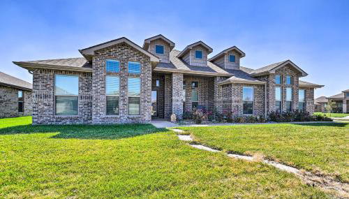 Modern Amarillo House with Fire Pit and Hot Tub! - Foto 1