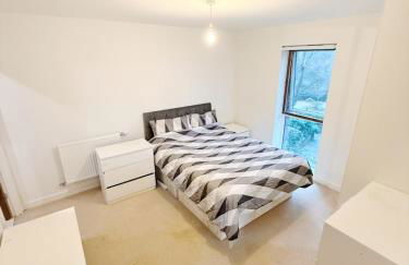 Modern 1 Bedroom Ensuite Huge Open Plan Living with Balcony 2 Bathroom - Foto 9