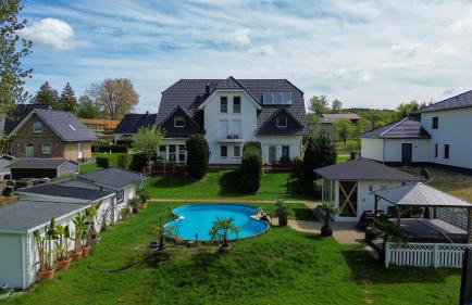 Fewo Traum, 4-Sterne FeWo's mit Pool und Whirlpool, Grillecke und neuem gemütlichen Pavillon im Garten, am Achterwasser mit Badestrand, wenige Autominuten bis zur Ostsee, Überweisung oder Bar akzeptiert - Foto 56