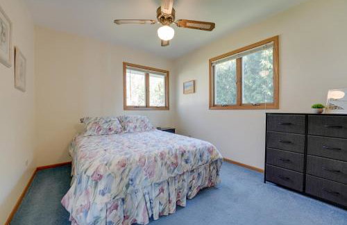 Lakeside Michigan Retreat with Boat Dock and Fireplace - Foto 15