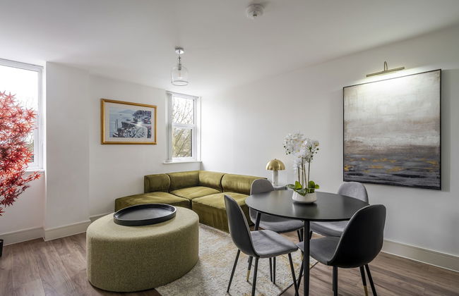 Luxurious 2 Bedroom Apartment With Free Parking - Photo 1