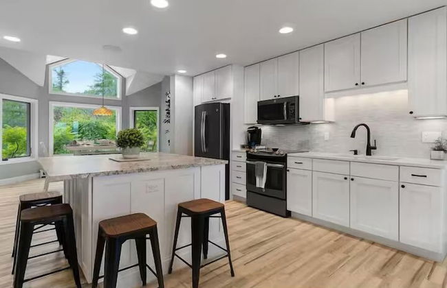 The Luxe Lake House - Photo 8