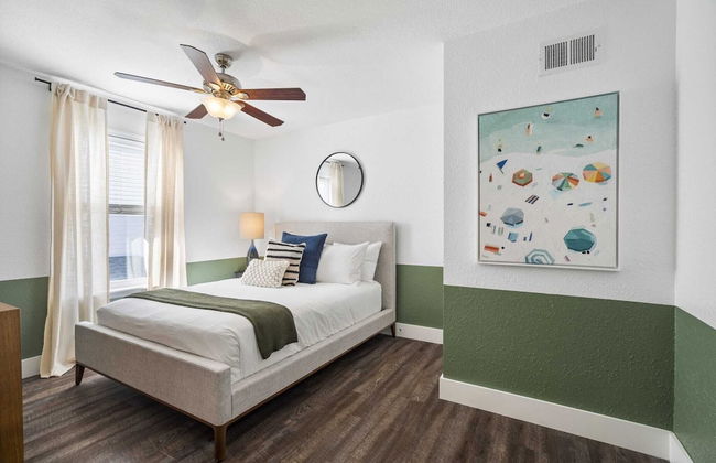 7bdr w/ Private Pool, Hot Tub, Fire Pit, Walk to Beach Tidal Wave by Avantstay - Foto 24