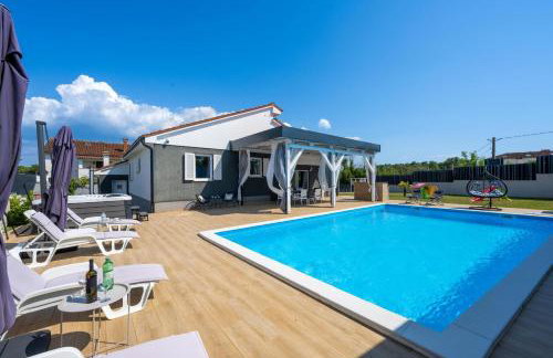 Villa Beauty with heated pool and jacuzzi - Photo 7