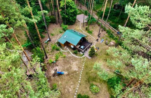 Urocza chatka w lesie nad wodą - Foto 22