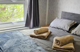 Entire Charming Three Bedroom Seaside House With Garden - Close to Town & Beach, Ideal for Groups, Families - Foto 7