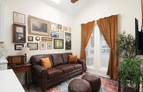 Quaint Cottage in DTown Lex, 15 mins to Horse Park - Photo 1