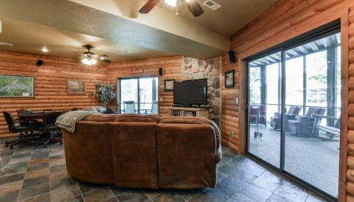 Luxury Lakefront Chalet Resort 2 Pools FREE Amenities Dock MiniGolf Waterslide - Foto 3