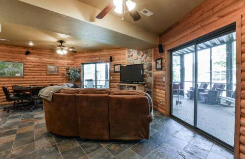 Luxury Lakefront Chalet Resort 2 Pools FREE Amenities Dock MiniGolf Waterslide - Foto 3