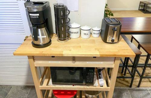 Rare Find Spacious Basement Apartment with Parking - Foto 7