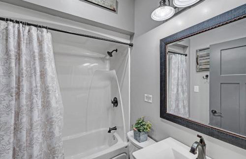 Lakeside Retreat with Hot Tub & Game Room home - Foto 29