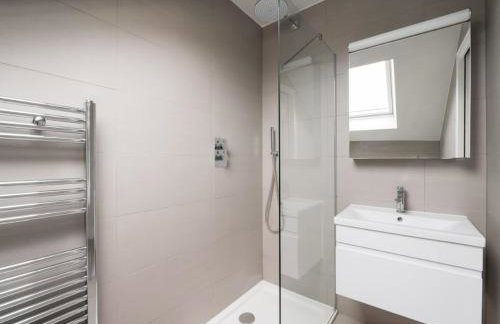 Contemporary 2 Bed Loft Honor Oak, London Apt - Photo 6