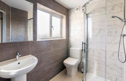 Luxury House 4 ensuite bedrooms, free parking ,wifi - Foto 23