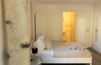 HUGOS Studio Apartment - Photo 14