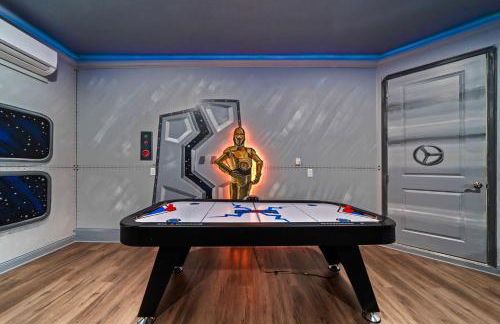 Epic Playhouse Getaway - Castle & Superhero Bunks Theater Private Pool No Rear Neighbors - Foto 45