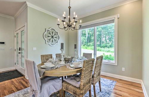 Walk to Lake Middlefield Home with Fire Pit - Foto 13