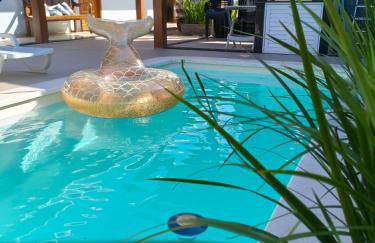 ESPAÇO PÉROLA GUANABARA, 70 Metros do Mar, 4 Suítes independentes COM AR, Área Gourmet Integrada com Piscina,Churrasqueira, 900 Metros de CASTELHANOS, ideal para FAMÍLIAS E AMIGOS - Foto 1