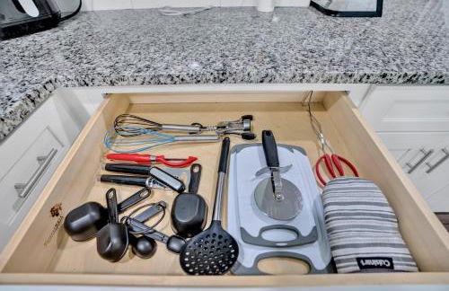 Shades of Gray 4BR Home w Mini Fridges - Foto 28