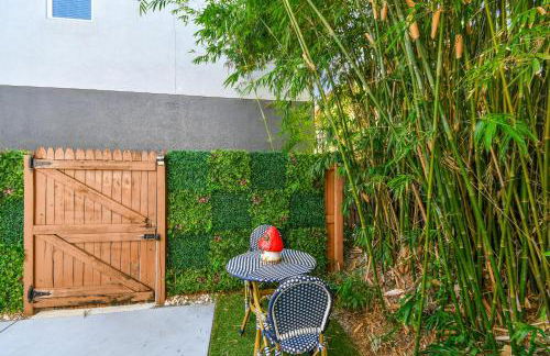 Designer Sun Filled Condo - Walk to Town - Foto 17