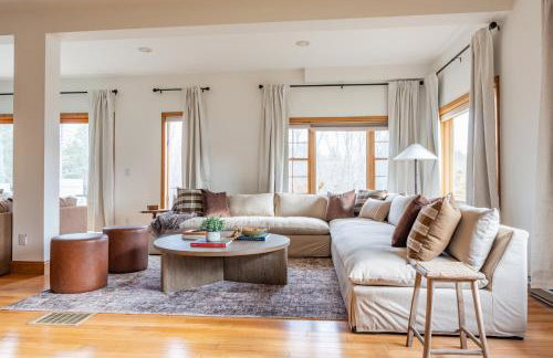 8BR Luxury Maplewood Manor, Hot Tub & Fire Pit - Foto 80