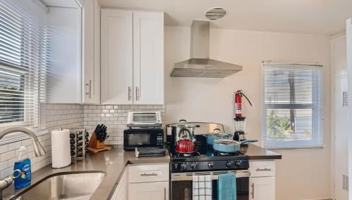 Walk to Beach - KING Apt In #1 Area - AC - Foto 3