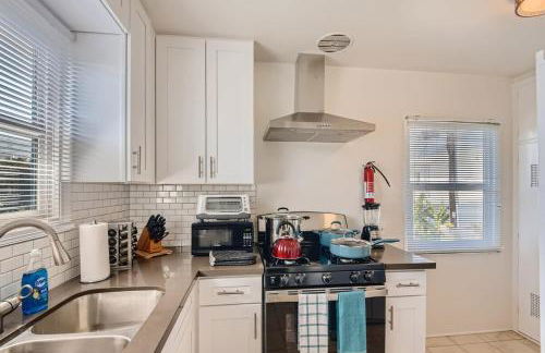 Walk to Beach - KING Apt In #1 Area - AC - Foto 3