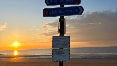 Beach Retreat with Hot Tub Sleeps 8 - Foto 4