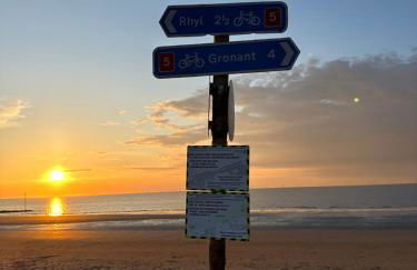 Beach Retreat with Hot Tub Sleeps 8 - Foto 4