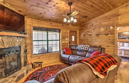 Cozy Cherry Log Cabin about 10 Mi to Mercier Orchards - Foto 7