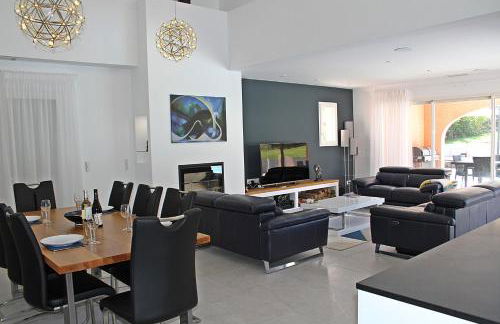 Modern 4 bedroom villa, air-conditioning, swimming pool, private gardens - Photo 16