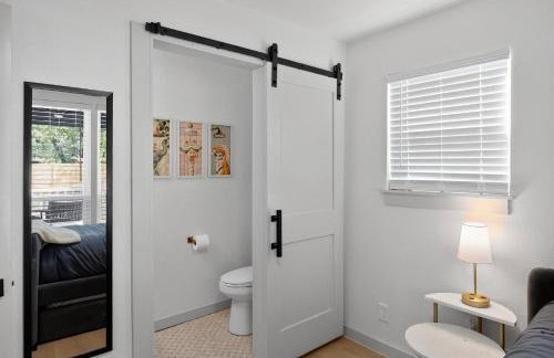 Walk to stadium! Cozy 2BR home - historic district - Photo 34