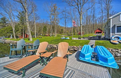 BBQ Ready Lakeside Milford Home with Paddleboat - Foto 29