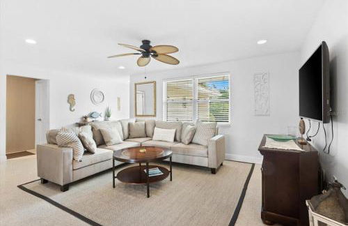 Private Village Home with Heated pool & spa with private front courtyard - Photo 26