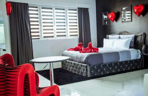 SECRET SUITE "Mr Grey" - Jacuzzi privatif - Gare RER C - Proche Paris - Foto 10