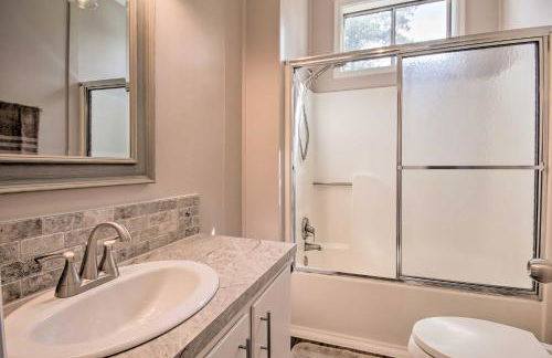 Family Home with Fire Pit, 2 Mi to Lake Access - Foto 21