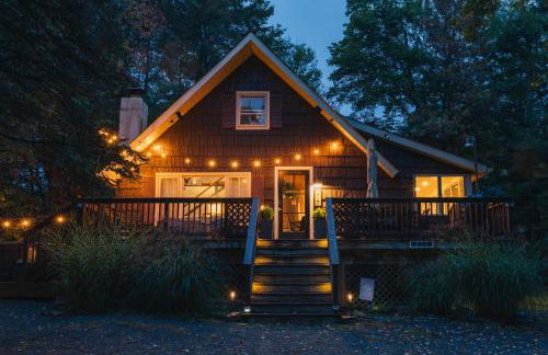 Family Pocono Gem by the lake with private sauna, hot tub, and huge game room - Foto 15