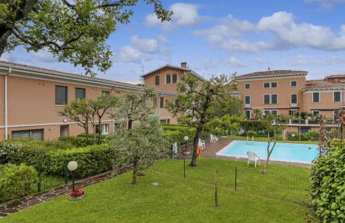 HOST4U - Loft del GARDA Residence with Pool, Front Lake Building - Foto 12