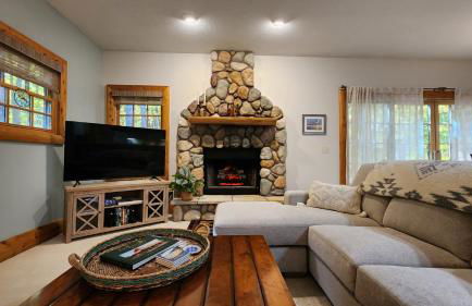 Woods Way Hideaway - minutes from Petoskey & Harbor Springs - close to beaches, skiing & more! - Foto 17
