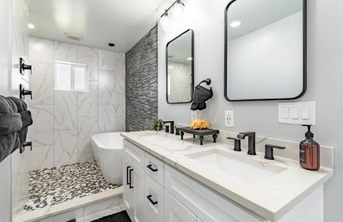 Spacious 3BR Home Sleeps 8 Private Backyard - Foto 26