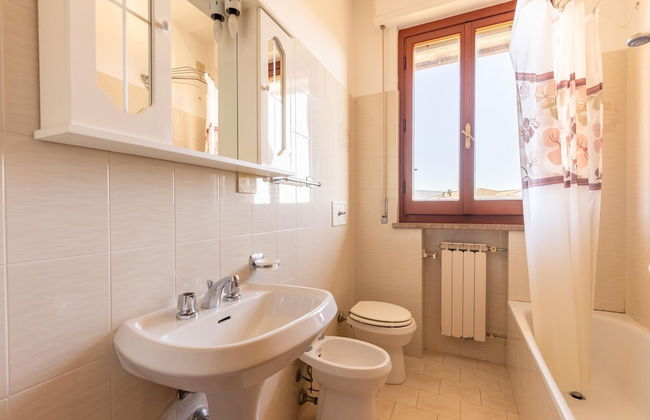 Serene Lakeview Apartment - Foto 17