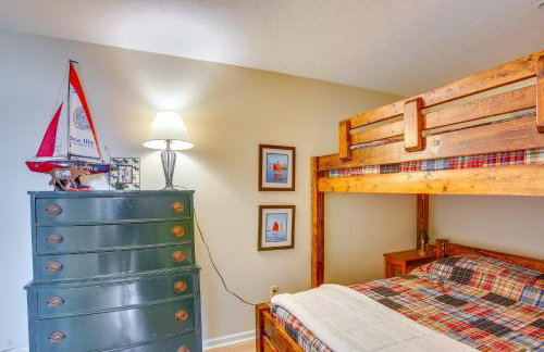 Gorgeous Onekama Condo with Pool and Lake Access! - Foto 16