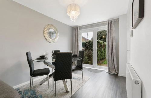 Superb 3 bed house, homely comforts close to supermarkets, with private parking on gated premise - Photo 22