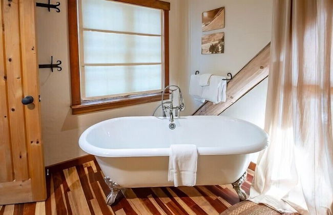 Snow Creek Cabins by Fernie Lodging Co. - Photo 21