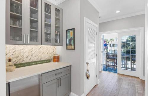 Stunning Beach Getaway - Steps to Ocean - Foto 18