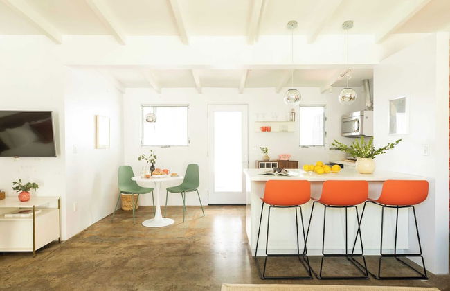 2 Rooms, Sleeps 8 Retro Hotel w/ Pool Wesley King Studio Buyout by Avantstay - Foto 22