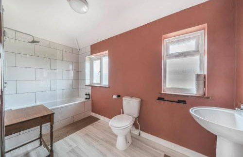 Cosy 3BR Home with Private Garden & Driveway - Foto 9