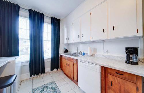 Retro 1BR in Elizabeth with Porch & Eclectic Design - Foto 15