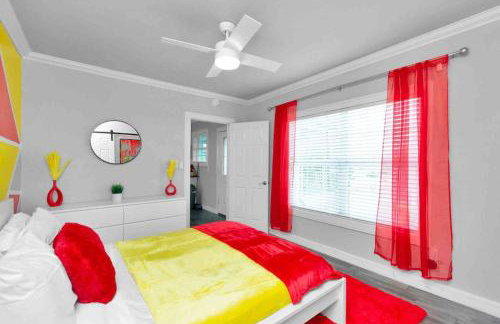 Prolific Red Luxe: Private Deck + Stylish Living - Photo 4